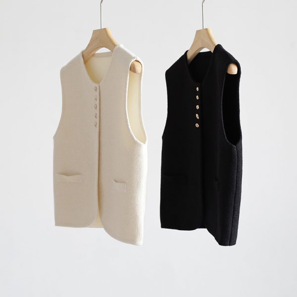 812e5a45-e523-43a4-b5a7-054da3969b9d.jpg Static Luxury Old Money Style Round Neck Golden Bean Buckle Knitted Vest