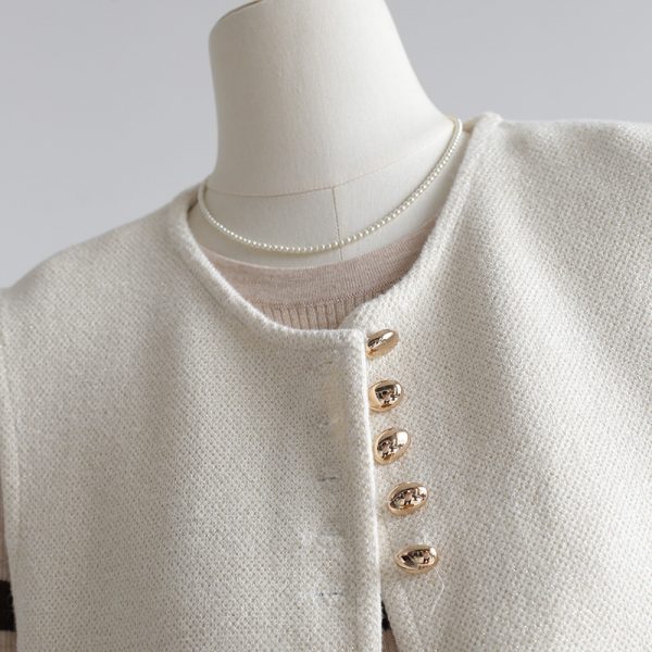 fa5a5424-596b-4dbb-8508-83b31a9d44a9.jpg Static Luxury Old Money Style Round Neck Golden Bean Buckle Knitted Vest